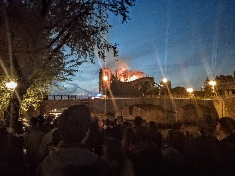 Près du pont de l'Archevêché, le 15 avril 2019, à 21 h 30, l'incendie de Notre-Dame est loin d'être maîtrisé (Photo FC)