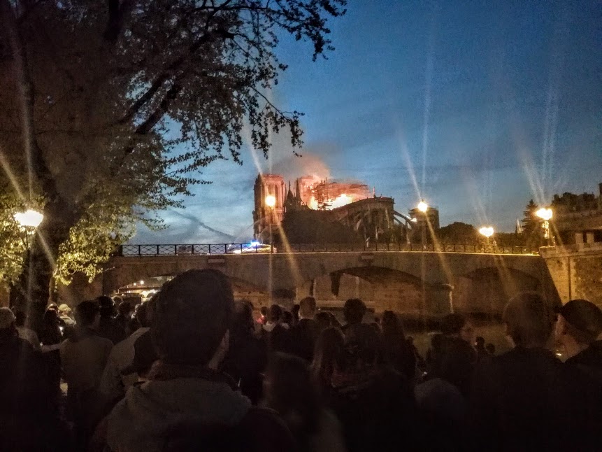 Il est 21 heure ce 15 avril 2019. Le toit de la nef vient de s'effondrer. La cathédrale Notre-Dame de Paris ne sera plus jamais comme avant (Photo FC)