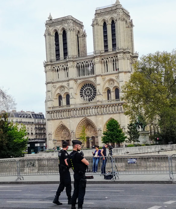 Impossible d'imaginer que derrière la magnifique façade ouest de Notre-Dame de Paris face au parvis, c'est une cathédrale qui a subi le pire incendie de son histoire, celui du 15 avril 2019 (Photo FC)