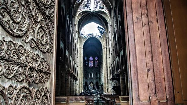 Vue de la nef, du transept et du choeur de Notre-Dame de Paris. On réalise mieux l'étendue des dégâts (Photo DR)
