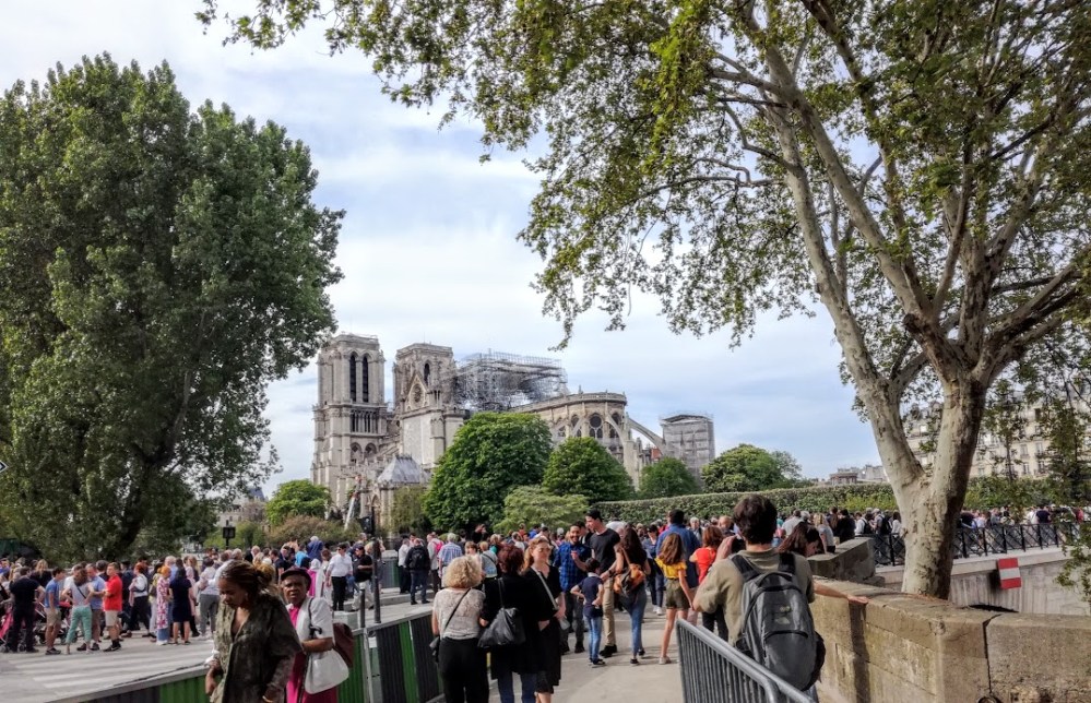 Des touristes médusés après l'incendie de Notre-Dame de Paris du 15 avril 2019. Inscrit au patrimoine mondial de l'Unesco, c'était le monument historique le plus visité d'Europe (12 à 14 millions d'entrées par an) Photo FC