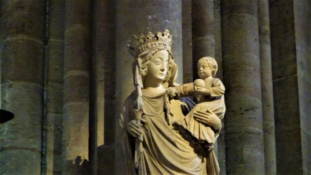 Si la cathédrale compte 37 représentations différentes de la Vierge. La plus connue est sans doute cette Vierge à l'enfant qui date du XIVe siècle qui a par bonheur échappé à l'incendie sans dégâts majeurs. Elle était adossée au pilier sud-est du transept. A l'origine, elle se trouvait dans une église de l'île de la Cité. Elle n'a été mise en place à Notre-Dame qu'en 1855. C'est dit-on à ses pieds que le poète Paul Claudel se convertit au cours des vêpres du jour de noël 1886 (Photo DR)