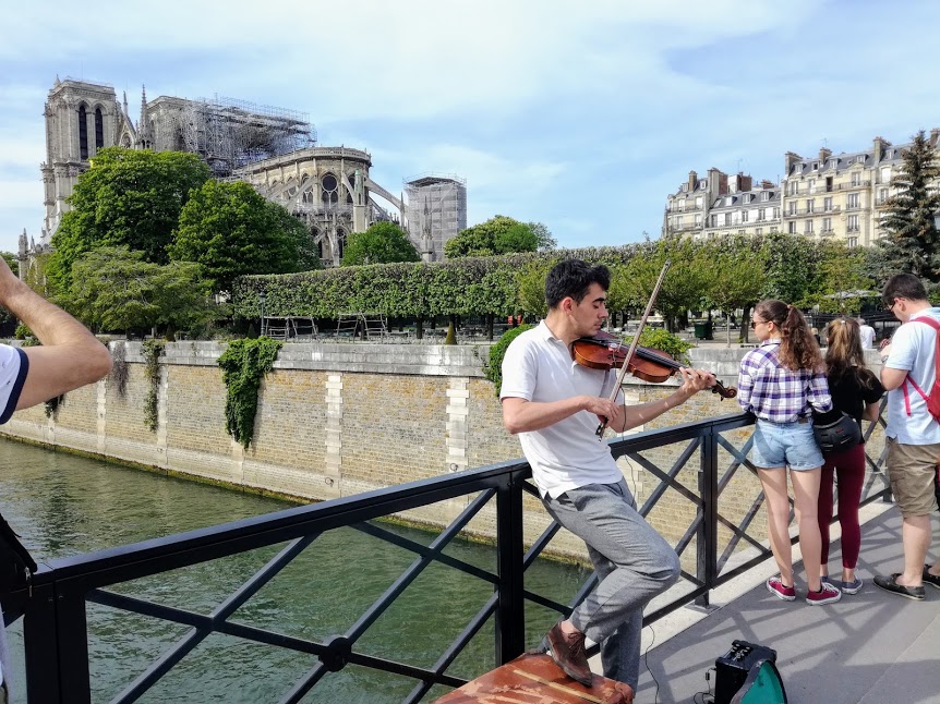 Les sanglots longs d'un violon qui pleure une cathédrale meurtrie (Photo FC)