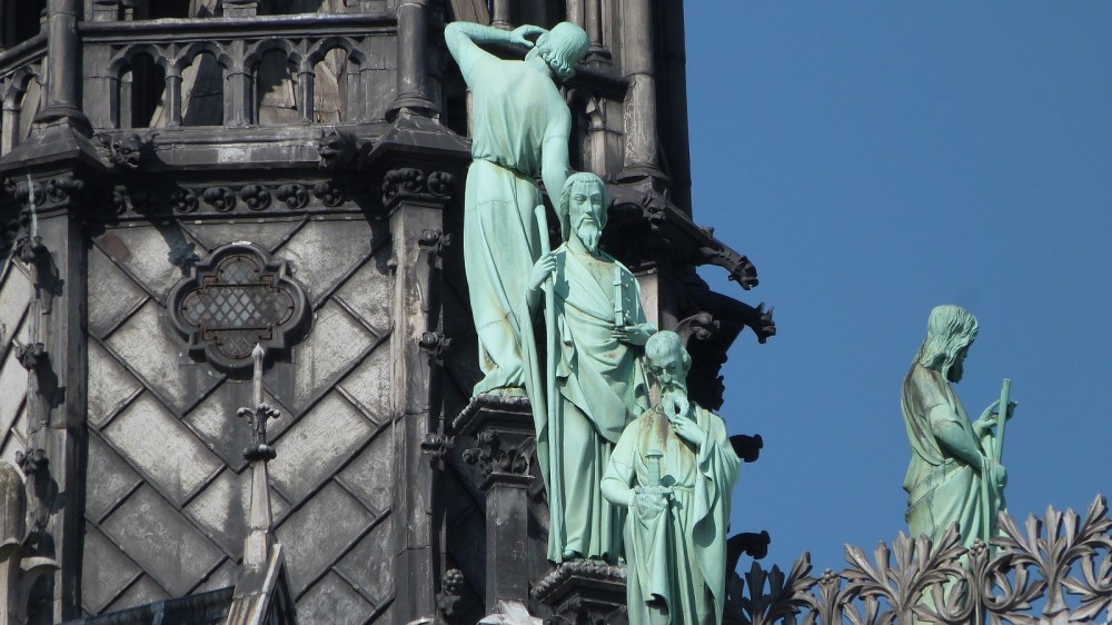 Les statues des apôtres dont Saint Thomas sous les traits de Viollet-le-Duc et des quatre évangélistes en cuivre, avaient été décrochées de la flèche juste quelques jours avant l'incendie du 15 avril 2019 (Photo DR)
