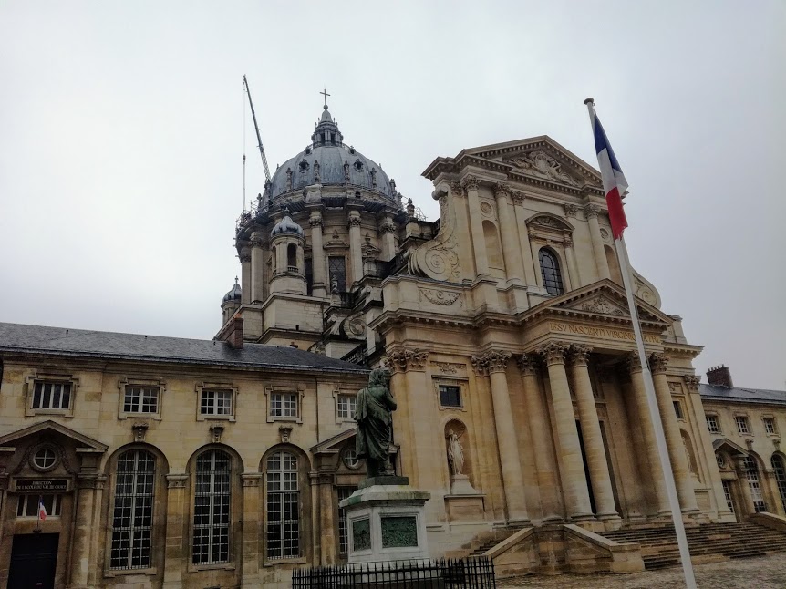 La façade de l'église du Val-de-Grâce conçue par Mansart, telle qu'on peut l'apercevoir de la rue Saint-Jacques (Photo FC)