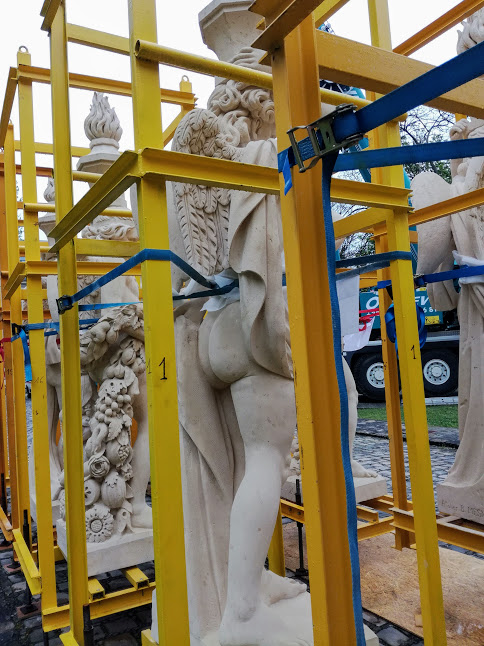 Chaque génie, d'un poids de 1,5 tonnes et de 3 m de haut demanda au sculpteur 400 heures de travail. Il fallut 16 blocs de pierre de calcaire dure coquillée de Saint Leu d'une hauteur de 3,5 m et d'un poids de 4 tonnes (Photo FC)