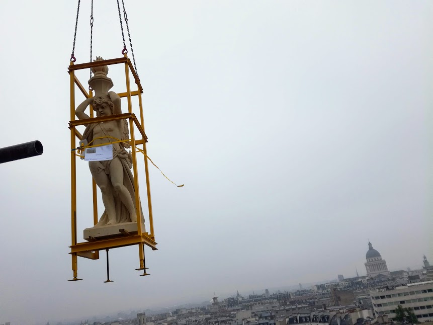Après une ascension de plus de 45 m, ce génie portant haut sa "lampe à flamme" semble tourner le dos au Panthéon avant d'atteindre le tambour du Dôme (Photo FC)