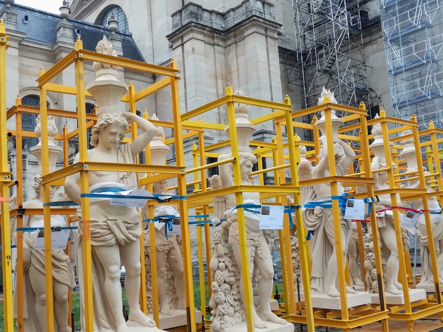 Les 16 génies sont là, côté jardin, au pied de la chapelle du Saint-Sacrement, attendant encagés leur ascension pour aller couronner le dôme de l'église du Val-de-Grace (Photo FC)