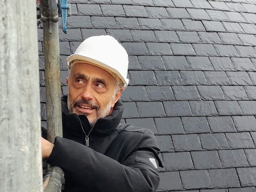 Accroché à l'échafaudage, Stefan Manciulescu, architecte en chef des monuments historiques, est maître d'oeuvre du projet. Il surveille ici la pose des 16 génies et 7 anges (Photo FC)