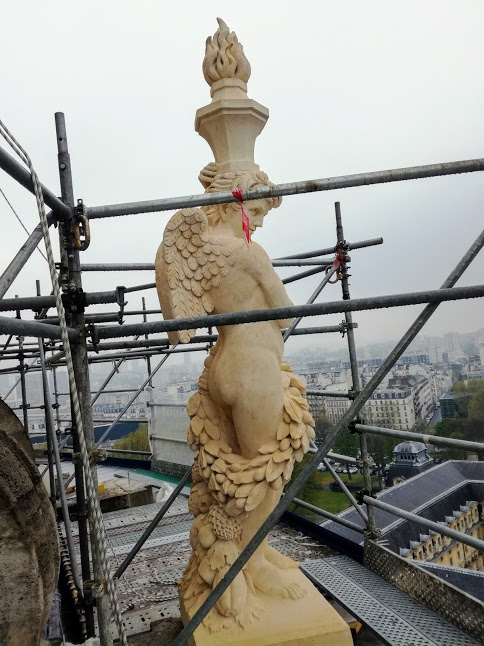 Les génies sont posés sur les socles en pierre du Dôme avec joint mortier. Quant aux anges, 25 mètres plus bas, ils sont posés sur couverture en plomb avec une interposition d'un matériau résilient (Photo FC)