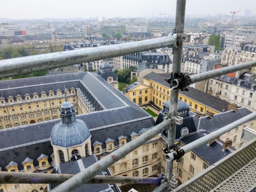 Dommage ! En ce printemps d'avril, le temps est incertain. Seul, le Val-de-Grâce se découvre dans toute sa splendeur architecturale (Photo FC)