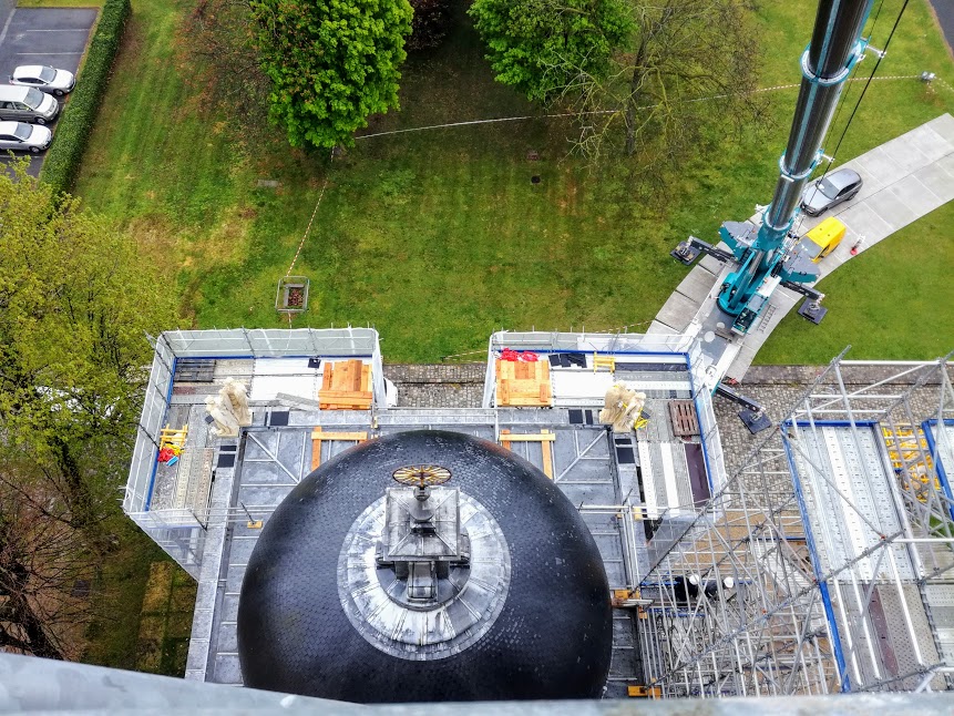 Cette grue de 250 tonnes peut se déployer jusqu'à 80 m de hauteur. Positionnée côté jardin,, en pied de la chapelle du Saint-Sacrement, elle emportera chaque génie dans sa cage pour sa position définitive (Photo FC)