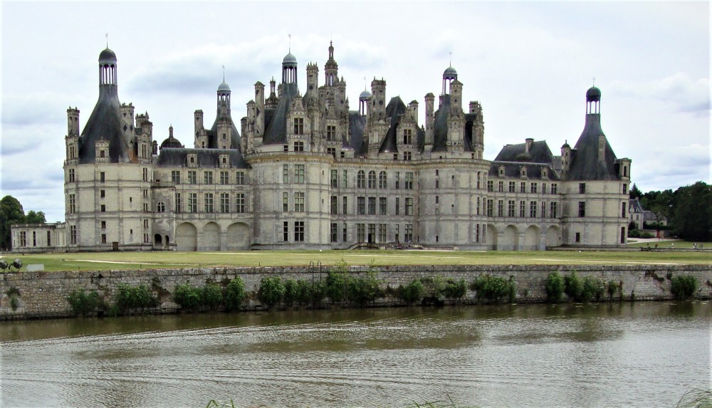 Inside the château, 426 rooms, 83 staircases, 282 fireplaces... the Chateau de Chambord and its grandiose architecture rival that of the Palace of Versailles. 60 rooms may be visited as well as a collection of 4,500 objets d'art displayed in superbly refurbished apartments (Photo FC)
