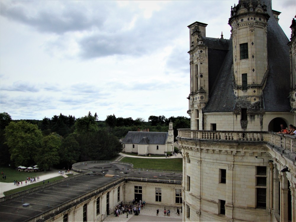 Chambord has its own parish church, l'église Saint-Louis. Chambord depended, before the 17th century, on the parish of Huisseau sur Cosson. We know that Francis I heard Mass in 1529 in the parish church of Huisseau ("Uxeau") which depended on the castle. In 1666, Louis XIV put an end to this situation at the same time that he made complete the castle and erects the village of Chambord in parish. A modest church was built and enlarged in 1684 (Photo FC).