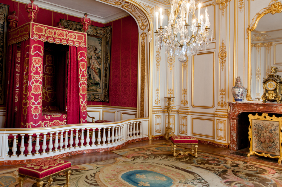 Louis XIV's bedchamber, redecorated by the Marshal of Saxe in 1748, with a fire place and wood panels from Versailles © GuillaumePerrin