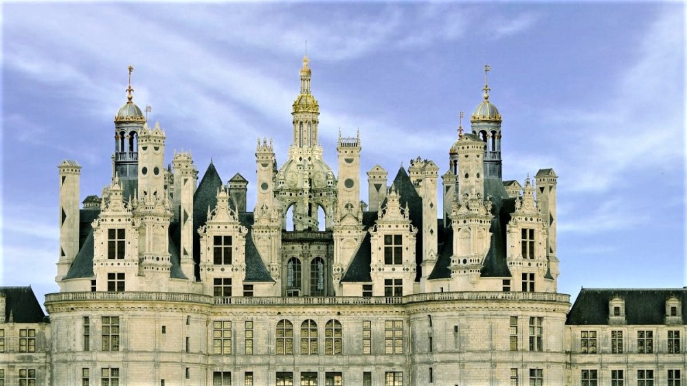 The objective for 2019 consists in restoring and reestablishing the leadwork ornaments and in gilding anew the pinnacles of the lanterns as they appeared in 1539, when François I hosted his archrival, Charles V.