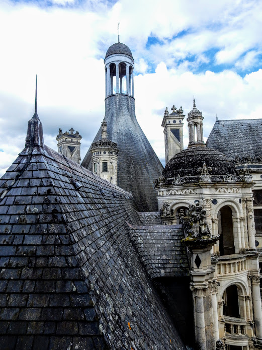 Adorned with decorative moldings, ornaments and plates of slate, the chimneys and turrets bring into being a truly timeless universe (Here, the tower of the royal wing) Photo FC