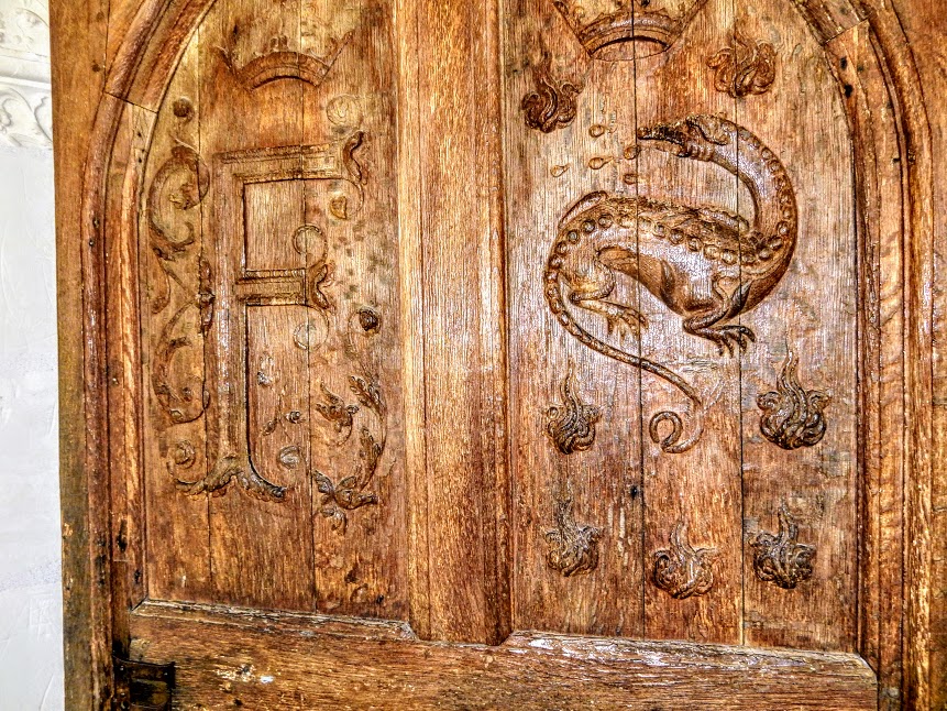 François I's salamander, a permanent fixture at Chambord.The château contains more than 300 depictions of this animal, which was the symbol of King Francis I. Here on a door with the « f » of François (Photo FC)
