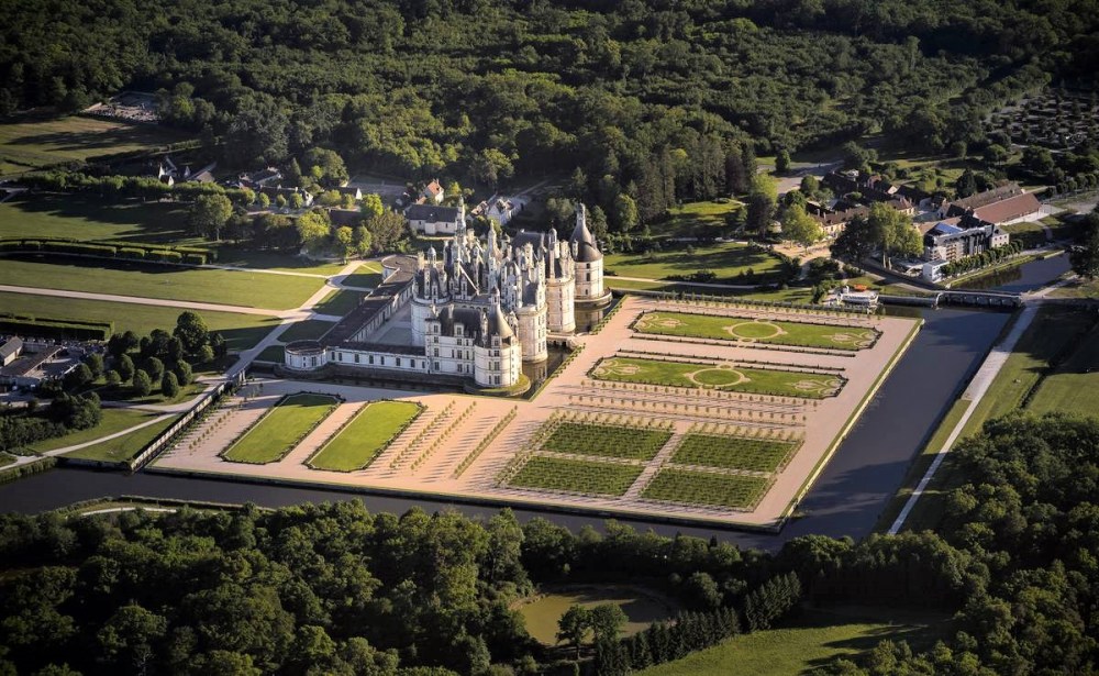Chambord in 2019. Chambord is the brainchild of François I and Leonardo da Vinci. Its vocation is simultaneously symbolic, aesthetic and spiritual. At once affirmation of royal preeminence and evocation of an ideal city
