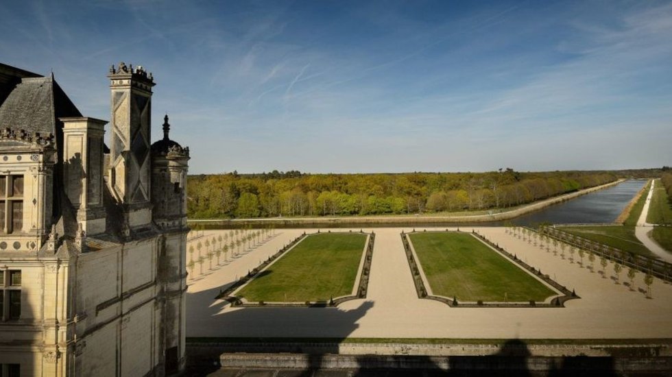 The château of Chambord has replanted its 18th-century French formal gardens. You can see le canal. François 1 had planned to redirect a branch of the Loire with a full water network around the building, but the work was never undertaken. However, thanks to the proximity of the existing canals, the vision of a fortified castle became that of a house in harmony with its surroundings.