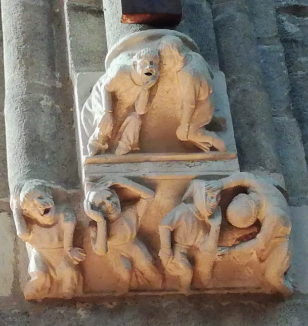 Ce bas-relief historié (en anglais): en bas, des hommes en proie à un violent coup de dentier, visitez-le, arrachez-vous pour qu'il soit soulagé.  En haut: moine écoute la confession d'unhomme à genoux (Photo FC)