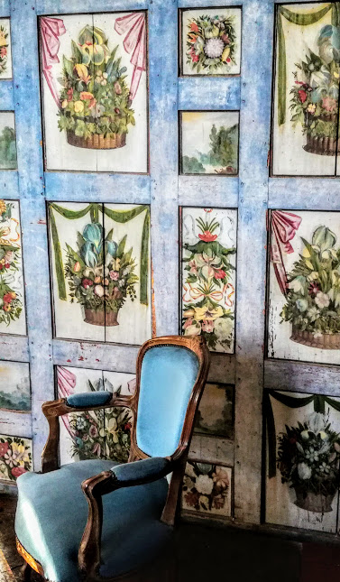 « Au lieu d'être attentifs à connaître les autres, nous ne pensons qu'à nous faire connaître nous-mêmes. Il vaudrait mieux écouter pour acquérir de nouvelles lumières que de parler trop pour montrer celles que l'on a acquises ». L’auteure de cette maxime (sur le modèle de celles de La Rochefoucauld) n’est autre que Madeleine de Souvré, marquise de Sablé. L’écrivit-elle dans ce cabinet bleu dont on voit le fauteuil, au château de Bourgon ? Madeleine de Souvré, marquise de Sablé est née en 1599. Elle fut fille d'honneur de Marie de Médicis (1610) et femme de lettre et salonnière (s’étant lié d’amitié avec le duc de La Rochefoucauld, elle l’aida dans la rédaction de ses célèbres Maximes). Le 9 janvier 1614, elle épousait Philippe-Emmanuel de Laval-Montmorency, et marquis de Sablé. On ne sait pas autre chose de son mari, sinon qu’il mourut en 1640, et qu’elle en eut quatre enfants. Veuve très tôt (1640), elle se mêla à toutes les intrigues de cour, notamment aux affaires jansénistes. Elle est l’auteure (elle aussi) de "Maximes" sur le modèle de celles de La Rochefoucauld.