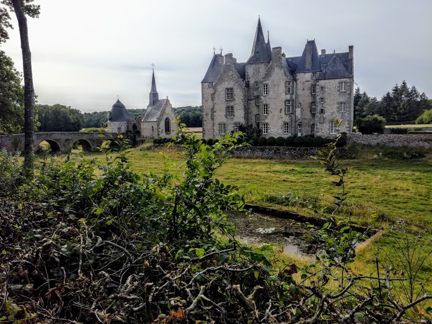 Ce château de Bourgon dans une nature préservée a été bâti sur une dalle de granit.  C'est au XVIe siècle que Louis de Monteclerc lui appartient d'aspect Renaissance.  Au premier plan, le bassin de teinture (était-ce pour cette toile de Mayenne à l'instar des activités textiles de l'abbaye cistercienne Notre-Dame de Fontaine-Daniel, voisine de Bourgeon) Photo FC
