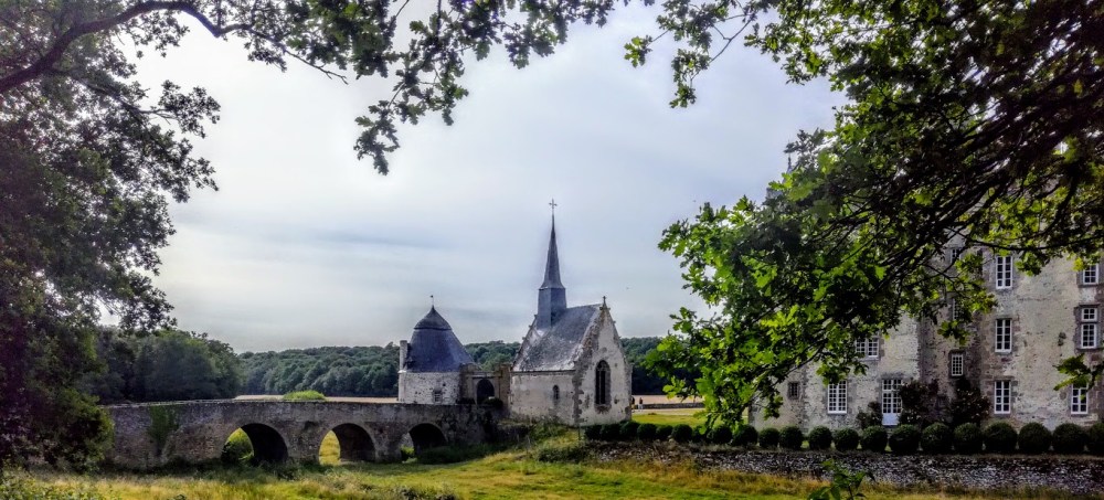 Sur le château de Bourgon par un impressionnant pont à trois arches qui enjambent les douves aujourd'hui asséchées.  C'est tout ce qui reste du château fortifié du XIIIe siècle.  Des 2 tours jumelles encadré ce pont, une seule subsiste avec son toit en campanile.  La chapelle du château a d'ailleurs été construite en 1525 par Montecler sur les bases de cette ancienne tour médiévale (Photo FC)