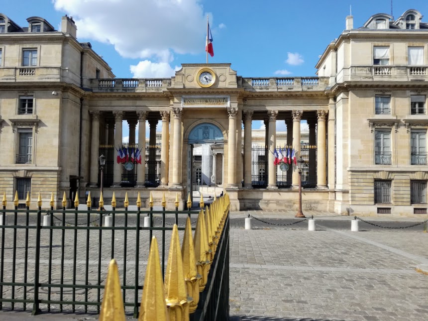 L'assemblée nationale, Place du Palais Bourbon : So usually heckling, it is a strange silence that resonates in the Chamber (Photo FC)