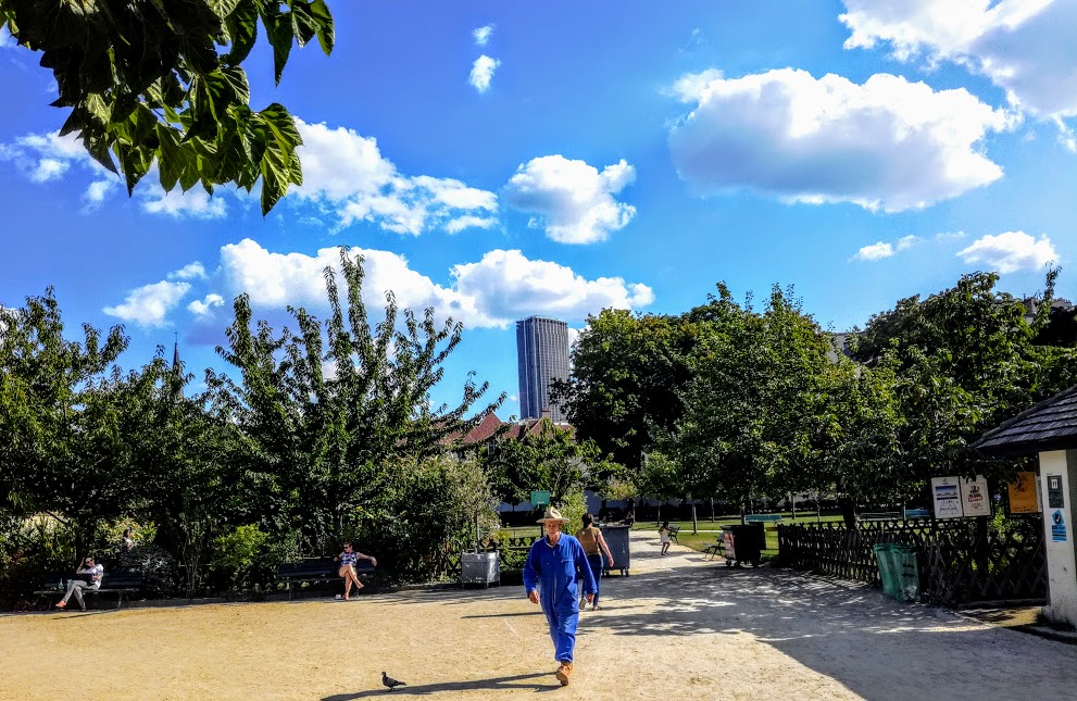 Catherine Labouré Garden: it is an extraordinary garden as Charles Trenet sings in the good care of Mr. Eric, a character that is both strange and fascinating. He's a volunteer gardener. No time to waste, he spends his time morning and evening watering and, welcoming the children in a gardening workshop. This former vegetable garden of 7000 m2 protected from high walls takes its name from a young nun who would have witnessed apparitions of the Virgin in the 19th century... A garden with many fruit trees but also raspberries, mulberry trees, vines... This garden was opened to the public following an agreement in 1977 between the Compagnie des Filles de Charité and the City of Paris under the aegis of Jacques Chirac (Photos FC)