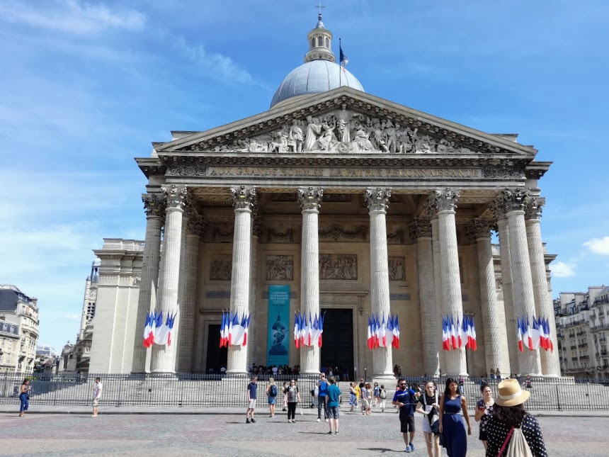 To the five women of the Pantheon At the top of the Saint-Geneviève mountain (the Luxembourg garden is located below), the Pantheon. Originally intended to become a church, this monument has been hosting since the French Revolution the remains of the personalities who have forged the history of France (except the military, who are in Les Invalides). On its pediment is inscribed "Aux grands hommes la Patrie reconnaissante” (To the great men the grateful Fatherland). In 2019, only five women are on the list of 81 people resting there. Simone Veil was the last to enter: a survivor of Auschwitz who became a minister and an academician. From 1979 to 1982, she was the first President of the European Parliament (Photo FC)