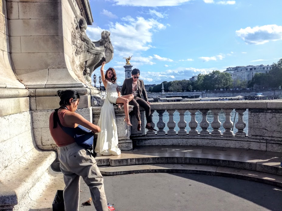 On the balconies of the Alexandre III Bridge, in August, it's engagement time (Photo FC)