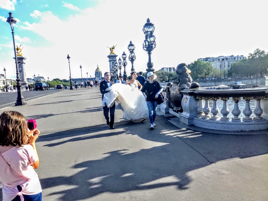 Pont Alexandre III. Vive les mariés! Happiness, health and prosperity for newlyweds! (Photo FC)