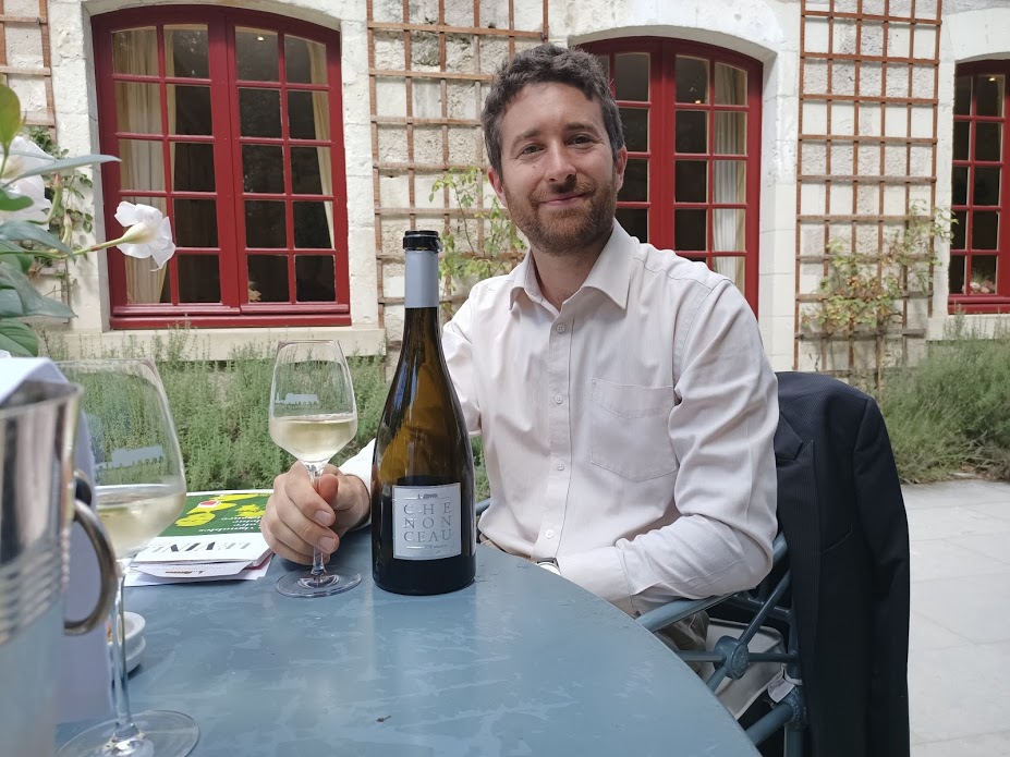 Adrien Godeau (Caves du Père Auguste à Civray-de-Touraine) présente le sauvignon blanc du Château sous la marque Chenonceau, sur la terrasse près de l'Orangerie. Caves du Père Auguste exploitent depuis 2008, la gestion complète des dix hectares du vignoble historique du château de Chenonceau (Photo FC)