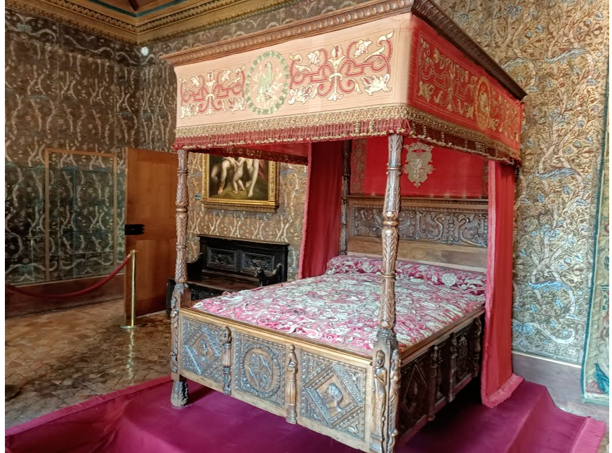 La chambre de Catherine de Médicis (au premier étage) est meublée d'un ensemble du XVIe siècle ainsi que de tapisseries des Flandres (Photo FC)