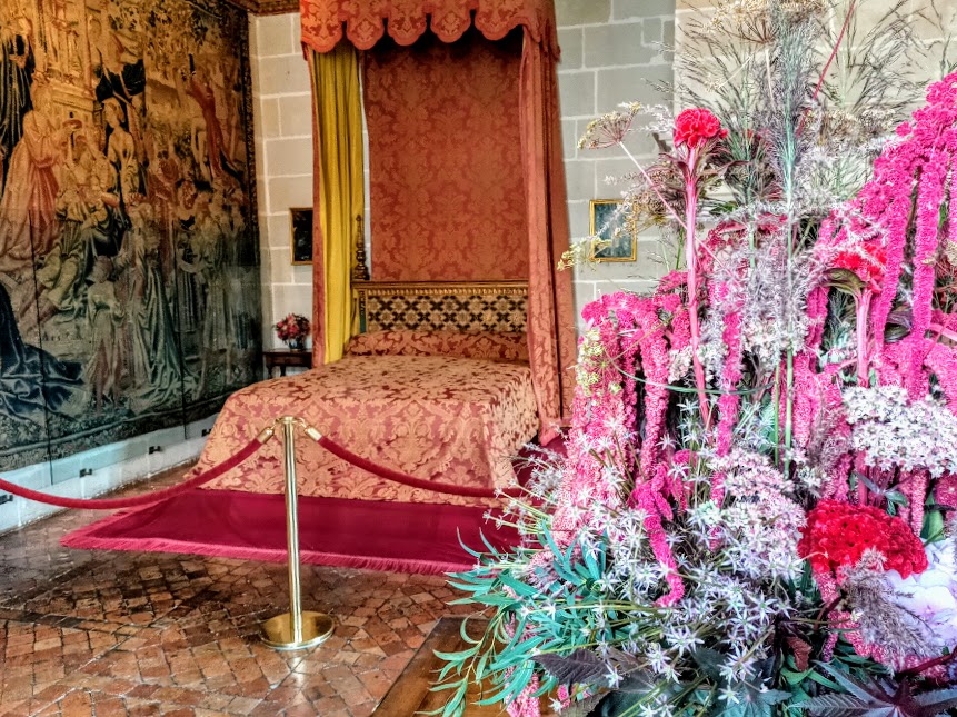 Cette chambre au premier étage évoque le souvenir de Gabrielle d’Estrées, favorite et grand amour du roi Henri IV. Elle est la mère de son fils légitimé César de Vendôme. Près du lit à baldaquin, la tapisserie des Flandres du XVIe siècle s’intitule Scènes de la vie de château, l’amour (Photo FC)