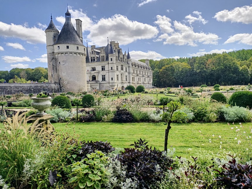 Jardin de Catherine de Médicis plus “intime“ (5 500 m2),est l’image même du raffinement. Donnant sur l’eau et sur le parc, ses allées permettent une magnifique vue sur la façade ouest du château. Son dessin repose sur cinq panneaux engazonnés, regroupés autour d’un élégant bassin de forme circulaire et ponctués de boules de buis (Photo FC)