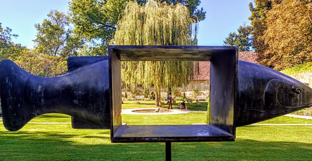 Le jardin en hommage à Russell Page se présente avec les formes simples et élégantes propre au style de Russel Page. Laure Menier a souhaité placer les œuvres du sculpteur François-Xavier Lalanne, qui ajoutent une note ludique et poétique à l’ensemble (Photo FC)