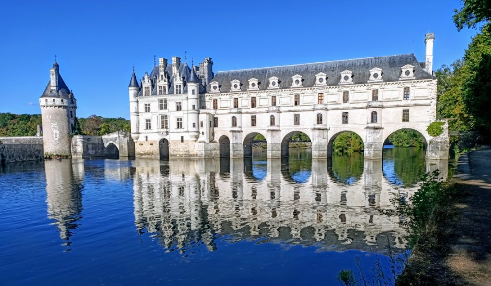 Château de Chenonceau, rive gauche. Façade ouest : "le Cher passe dessous et murmure au bas de ses arches dont les arêtes pointues brisent le courant. C'est paisible et doux, élégant et robuste. Son calme n'a rien d'ennuyeux et sa mélancolie n'a pas d'amertume" écrira Gustave Flaubert. (Photo FC)