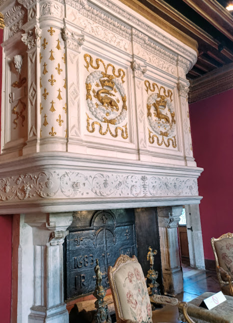 Salon Louis XIV. Sur la cheminée Renaissance, la Salamandre et l’Hermine évoquent le souvenir de François Ier et de la Reine Claude de France (Photo FC)