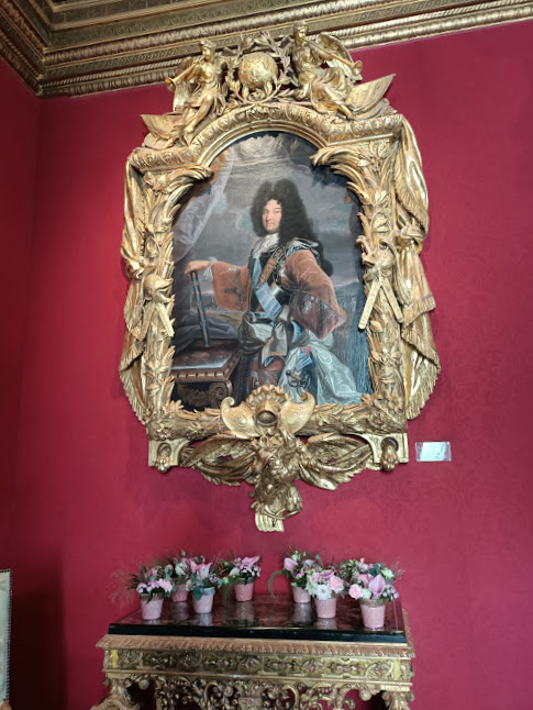 Le salon Louis XIV (au rez-de-Chaussée). En souvenir de la visite qu’il fit à Chenonceau le 14 Juillet 1650 (il avait 11 ans), Louis XIV offrit bien plus tard, à son oncle le Duc de Vendôme, son portrait par Rigaud avec un extraordinaire cadre par Lepautre, composé seulement de quatre énormes pièces de bois (Photo FC)