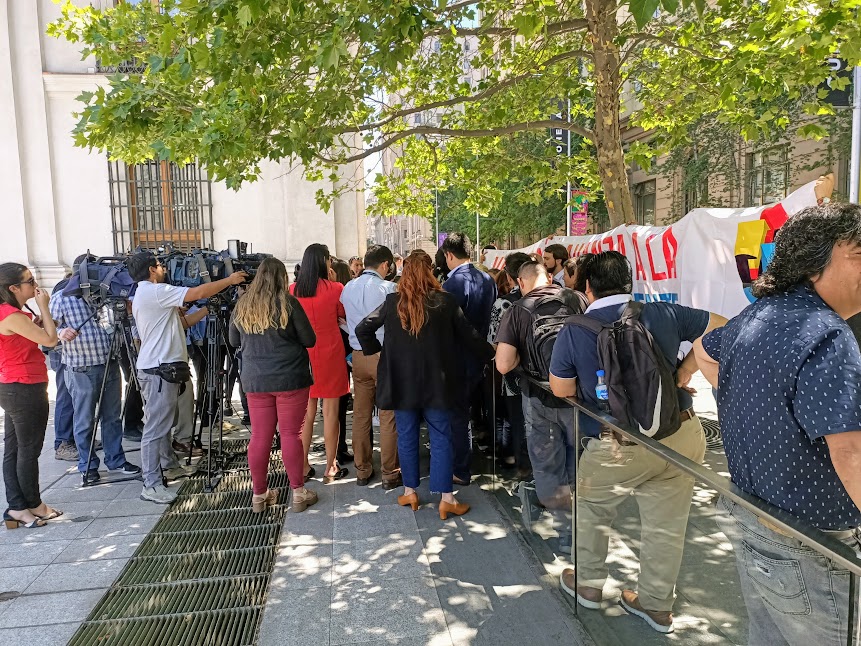 A l'ombre de la Moneda (résidence du président), om improvise une conférence de presse sur le prochain défilé (Photo FC)