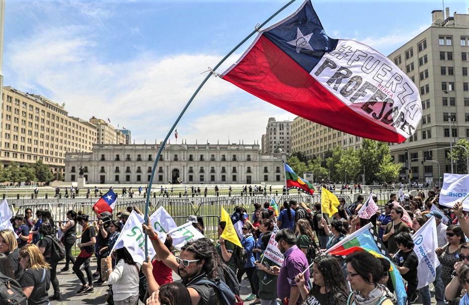 Chili nov 2019 manif in front Moneda (The Associated Press)