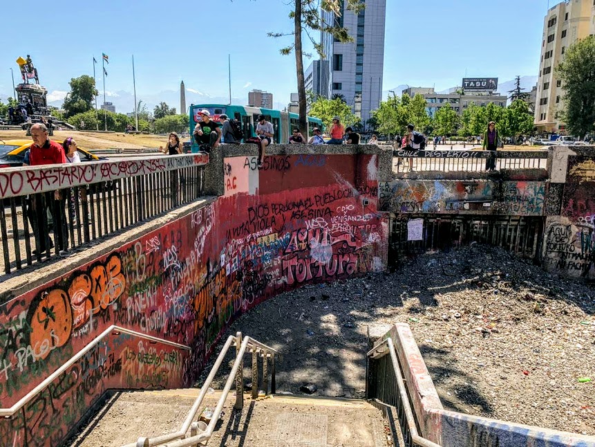 Station de métro Baquedano, Plaza Italia (ligne 1 et 5) ou ce qu'il en reste (Photo Tess C)