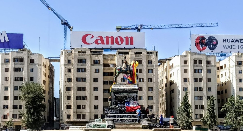 Si tôt le matin, peu de monde, seul, Plaza Italia, la statue équestre du général Baquedano bariolé et graffité rassemble quelques jeunes manifestants (Photo FC)