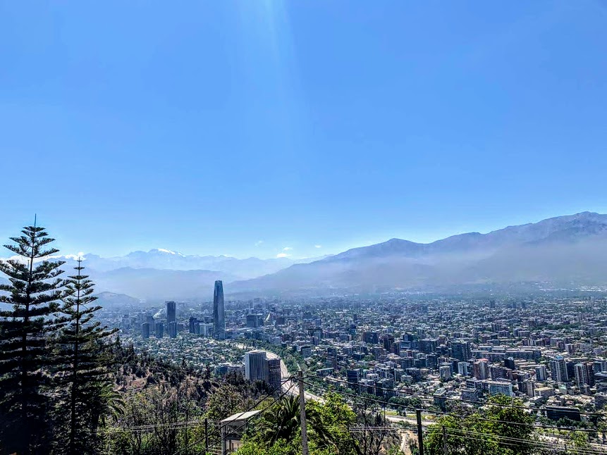 Santiago du Chili, du haut du Cerro San Cristobal. On aperçoit à l'est de la ville la Cordillère des Andes et ses sommets enneigés (Photo Tess C)