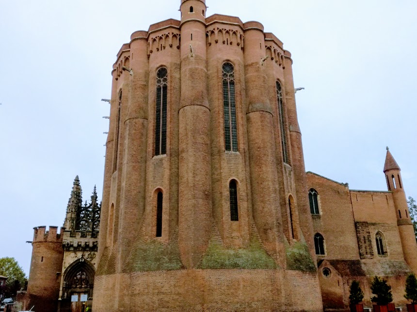 St Cecile's Cathedral of Albi and its impressive bedside, with its cylindrical buttresses acting as defensive turrets. It was part of the defensive system incorporating the Palace of Berbie and could accommodate 6000 Albigeois in case of danger (Photo FC) 