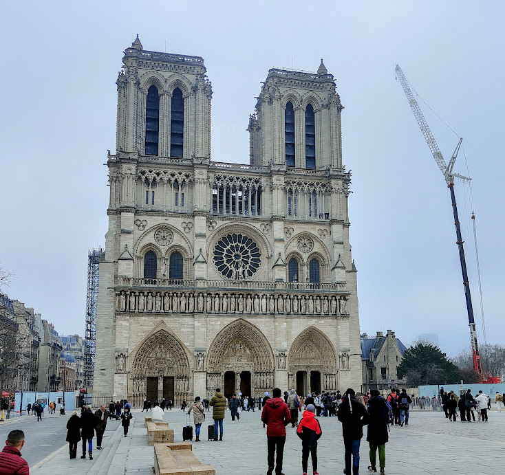 The tour begins outside the cathedral with the western façade. Spared from the fire, this magnificent stone fresco façade magnifies the mystery of the Incarnation. Access is via the central portal, the portal of the ‘Last Judgement’.