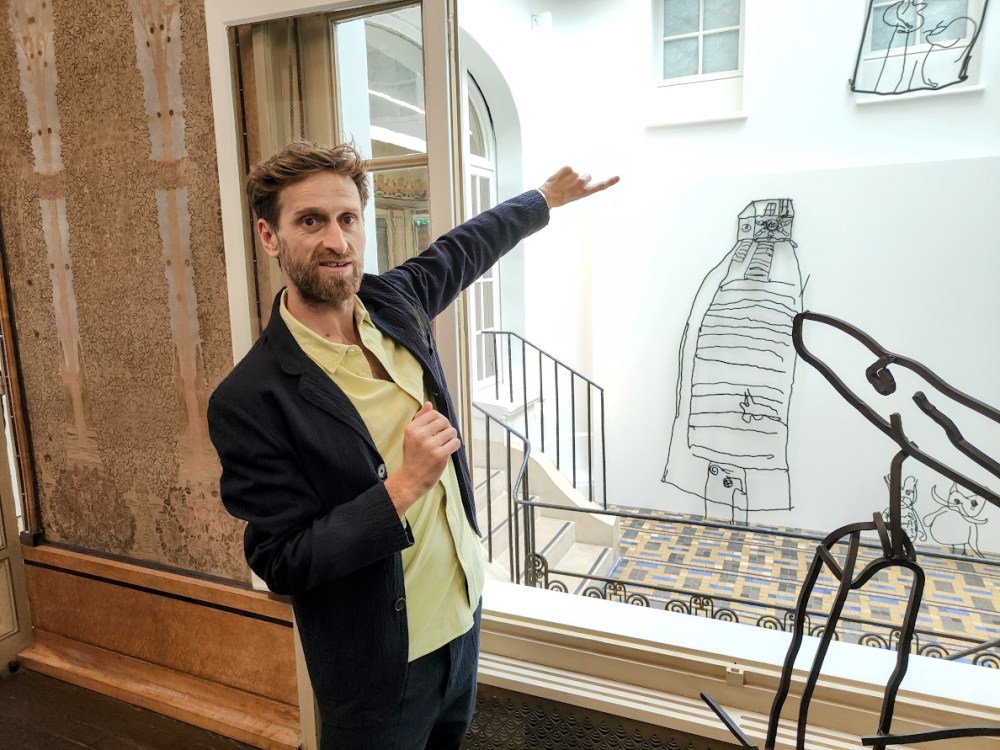 Petrit Halilaj expose son abetare : Maison du trottoir de Giacometti Bronze 2025