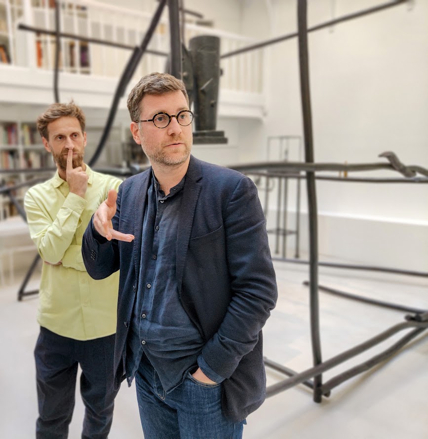 Petrit Halilaj et Hugo Daniel commissaire de l'exposition devant le Palais d'Halilaj occupant la grande salle de l'Institut Alberto Giacometti. Photo © François Collombet